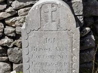 Le vieux Montsalier  Une pierre tombale encore bien conservée. Un jeune homme de 19 ans et son fils décédés en 1885 ...