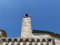 Vachères  Vachères était autrefois cerné de remparts dont l'une des deux portes est appelée le "grand Portail" (appellation datant du XVIe siècle), puis "Tour de l'horloge" à cause de l'installation d'une horloge probablement au XVIIIe