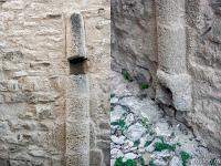 Vachères  Vestige d'une goutière intégralement réalisée en pierre de taille. C'est la seule encore visible dans le village médiéval