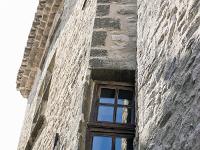 Vachères  Curieuse fenêtre sur la même façade ...