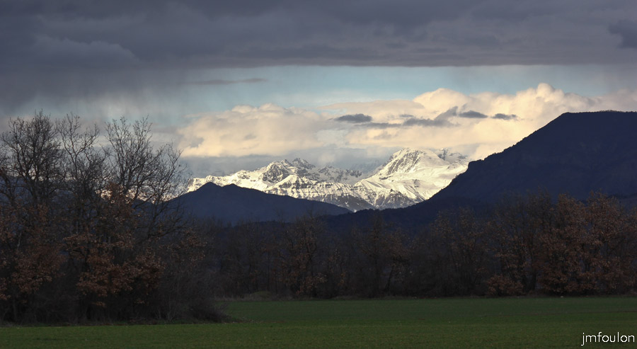 le-poet-1web.jpg - Vue sur les Ecrins depuis la rive droite de la Durance au niveau du Poët
