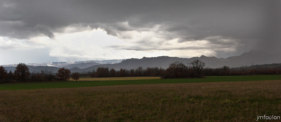 le-poet-3web.jpg - Vue vers l'Ouest depuis le Sud du Poët. L'orage gronde et s'abat sur Ribiers à droite. Au loin à gauche, la chaîne enneigée de Lure