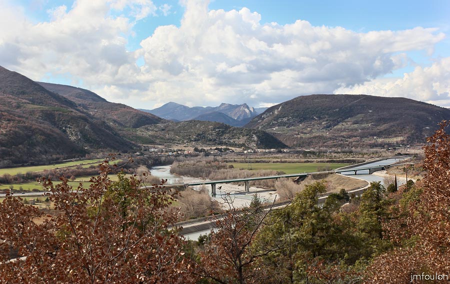 salignac-04web.jpg - Vue sur Les Bons Enfants, la Durance, le canal d'aménée de l'usine hydro-electrique de Salignac et l'A51 qui enjambe le tout depuis le bord du plateau de Salignac