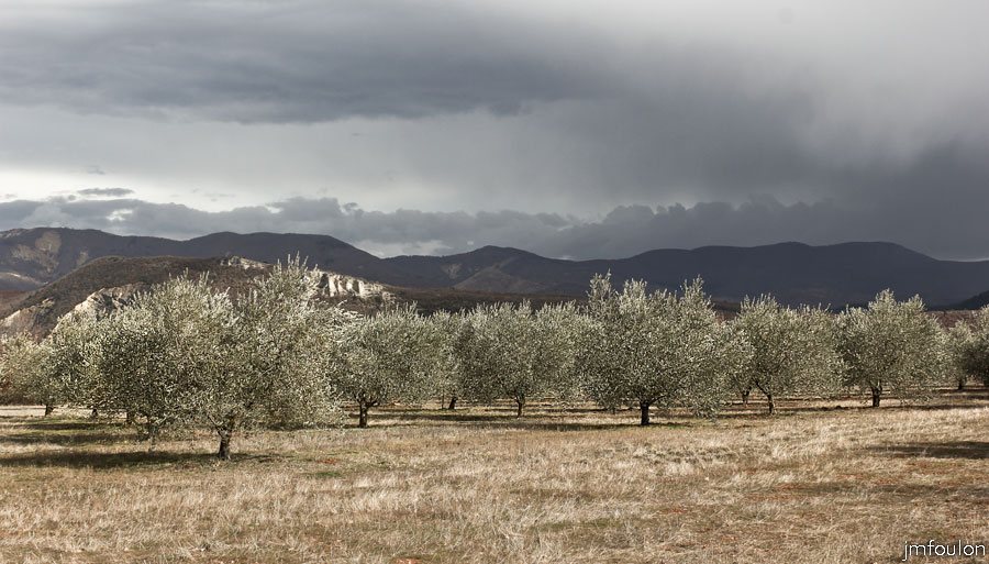 salignac-08web.jpg - Vue vers le Sud depuis le plateau de Salignac, la ça se gâte !