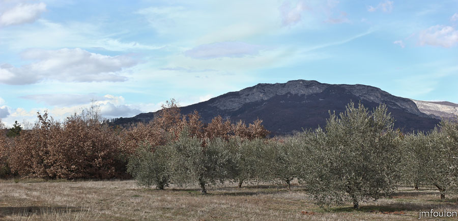 salignac-11web.jpg - La Baume, toujours depuis l'Ouest du plateau de Salignac