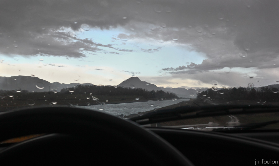 soleillet-01web.jpg - Nous voici maintenant sur le plateau de Soleillet au bord du canal EDF, au niveau de la ferme du Château. Au centre, l'ubac de la Baume