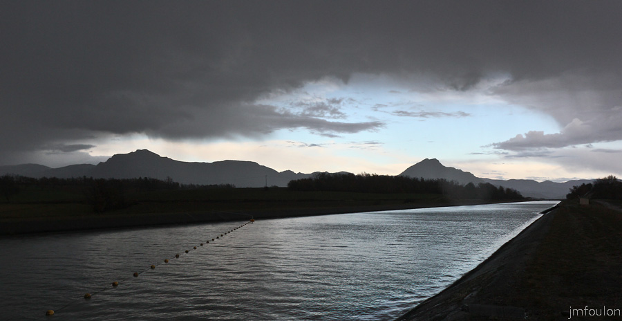 soleillet-02web.jpg - La canal d'amenée de l'usine hydro-electrique souterraine de Sisteron. J'adore ces ambiances apocaliptiques !
