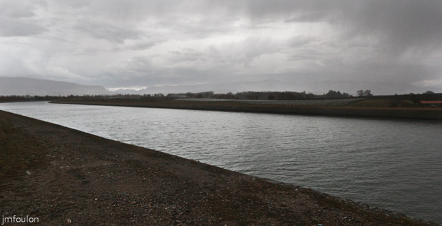 soleillet-04web.jpg - Le canal d'amenée de l'usine hydro-electrique souterraine de Sisteron  (vue vers le Nord). A gauche au loin, la montagne de Chabre | Voir la galerie photo sur Chabre