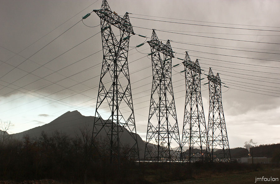 soleillet-05web.jpg - Retour à Sisteron. Ici les pylones de la centrale electrique souteraine mise en service en 1975. Derrière, l'usine Sanofi. A gauche la Baume et à sa droite la Citadelle.