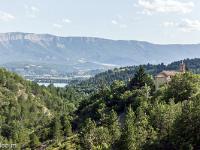 Saint Génis - 05  Au loin, la montagne de chabre (ubac). A gauche, le lac du Riou. A droite, l'église de Saint Génis vue précédemment. Celle-ci est à l'écart du village à quelques centaines de mètres à l'Ouest ...