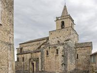 venasque-002-2  Vénasque - Église romane Notre-Dame. Très remaniée, elle possède un beau retable du XVIIe siècle en bois sculpté et, surtout, la Crucifixion, tableau de l'école d'Avignon, daté de 1498.