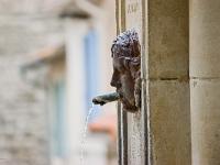 venasque-017-2  Vénasque - Détail de la fontaine place de la Planette
