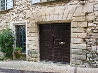 venasque-019-2  Vénasque - Grand'rue - Porte datée de 1669