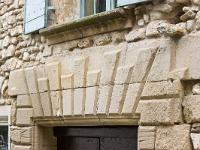 venasque-020-2  Vénasque - Grand'rue - Porte datée de 1669