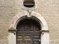 venasque-028-2  Vénasque - Porte sumontée d'un oculus