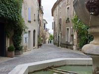 venasque-034-2  Vénasque - La Grand'rue depuis la Place de la Fontaine