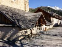 Abbaye de Boscodon  Entrée de l'églie abbatiale et du cloitre. A droite l'aile dite des Officiers