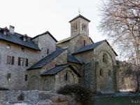 Abbaye de Boscodon  L'église abbatiale, la chapelle St Firmin et une partie de l'aile des moines à gauche