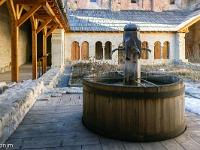 Abbaye de Boscodon  Le lavabo est le seul point d'eau du monastère à l'exception de la cuisine. Les moines d'y lavaient et s'y rasaient. La citerne enterrée sous cette fontaine (rescente) est le seul vestige du petit bâtiment d'origine détruit lors de travaux au XVIIe.