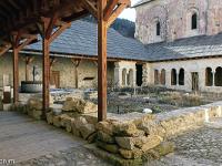 Abbaye de Boscodon  Un jardin divisé en cinq carrés occupe le centre du cloître.