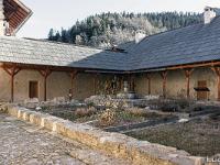 Abbaye de Boscodon  A droite, l'aile des officiers, en face l'aile des convers