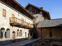 Abbaye de Boscodon  A gauche, la salle du chapitre. Dans l'angle, l'accès au chauffoir et à la cuisine, à l'étage les chambres des moines