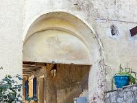 Barret-de-Lioure - Drôme  Autre vue sur la porte qui donne sur le Nord ... Le village était ceint de maisons-remparts sauf au Nord/Ouest ...