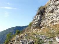 Barret-de-Lioure - Drôme  Autre vue sur la Clastre. On voit à gauche les vestiges d'un mur de souténement ...