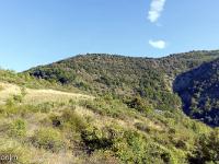 Barret-de-Lioure - Drôme  Nous voici à Génisseau. On aperçois vers la droite, un pierrier bâti sur sa périphérie ...