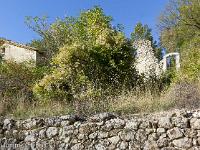 Barret-de-Lioure - Drôme  Il reste une belle fenêtre (linteaux et jambages) en pierrre de taille ...