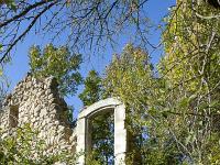 Barret-de-Lioure - Drôme  Autre vue sur la fenêtre en pierrre de taille. Impossible de s'approcher pour visiter la ruine. Trop de ronces et de broussailles ...