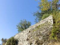 Barret-de-Lioure - Drôme  Vestiges en arrivant au village ...