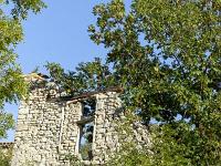 Barret-de-Lioure - Drôme  Dans le village même, il ne reste qu'une seule maison ruinée partiellement debout. Celle-ci. On y voit une fenêtre à meneaux en partie bouchée ...