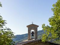 Barret-de-Lioure - Drôme  Abside et clocher de l'Eglise St Laurent. Celle-ci remplace l'église d'origine, de style roman construite vers l'an 1000. Cette église subsista jusqu’en 1959, date à laquelle elle s’effondra, faute d’entretien ...