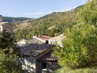 Barret-de-Lioure - Drôme  Autre vue sur l'église St Laurent et la partie Ouest du village ...