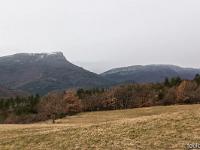 Du côté de Bevons un jour pluvieux d'hiver  Vue vers le Sud/Ouest. Au loin dans la brume, les crêtes de Lure. Au premier plan à gauche, Sumiou (1403m) A droite Pélegrine (1360m). Entre les deux le Pas de Portes; ancien sentier muletier aujourd'hui GR
