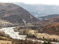 Du côté de Bevons un jour pluvieux d'hiver  Zoom sur le Jabron. On aperçois au centre l'ancienne papeterie et sa cheminée de brique.
