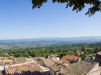 bonnieux-03  Vue vers le Nord depuis Bonnieux. Au loin au centre, le Mont Ventoux