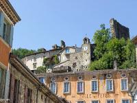 Bourdeaux  Direction le village médiéval et les ruines des deux châteaux. Au centre en haut, le beffroi (XIIIe)
