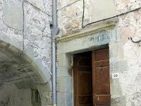 Bourdeaux  Vieille porte et inscription