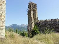 Bourdeaux  Château des Comtes de Poitiers (XIIIe) Angle Sud du donjon et vestiges du mur Est