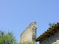 Bourdeaux  Le grand "manteau". Mur du donjon des Évêques de Die XIIe (3m d'épaisseur et 25m de haut)