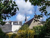 Bretagne 2007  Vue sur les toits et le clocher de Locmariaquer