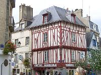 Bretagne 2007  Vannes - Les cyclistes et la serveuse