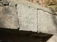 Cabanons  Détail du linteau de l'unique porte d'entrée