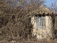 Cabanons  Près de ce cabanon, un puit ...