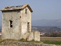 Cabanons  Cabanon à la sortie Est de Peipin sur la route de Châteauneuf-Val-Saint-Donnat