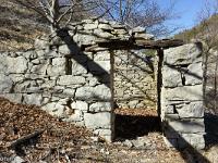 Cabanons  Cabanon en ruine à l'adret de Lure vers Saumane