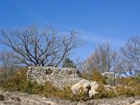 Cabanons  Cabanon en ruine au dessus du village de Peipin à l'adret de la montagne de Chapage