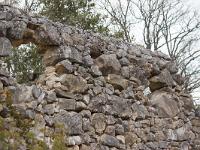 Cabanons  Cabanon en ruine au dessus du village de Peipin à l'adret de la montagne de Chapage